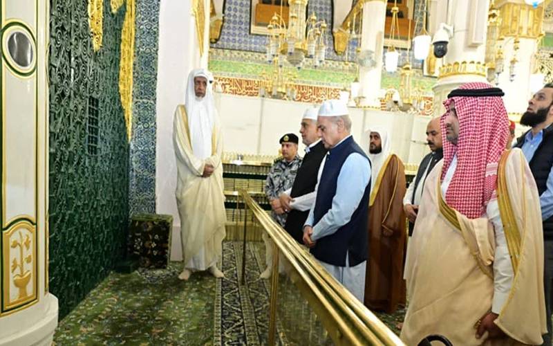  وزیرِ اعظم شہباز شریف مدینہ پہنچ گئے، روضۂ رسول ﷺ  پرحاضری