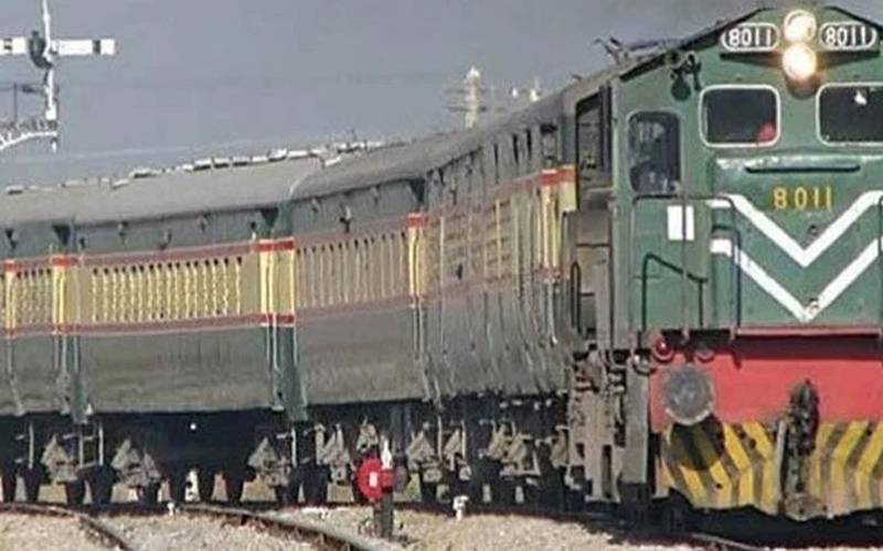 کراچی سے پشاور جانے والی رحمان بابا ایکسپریس کے انجن میں آتشزدگی،تمام مسافر محفوظ