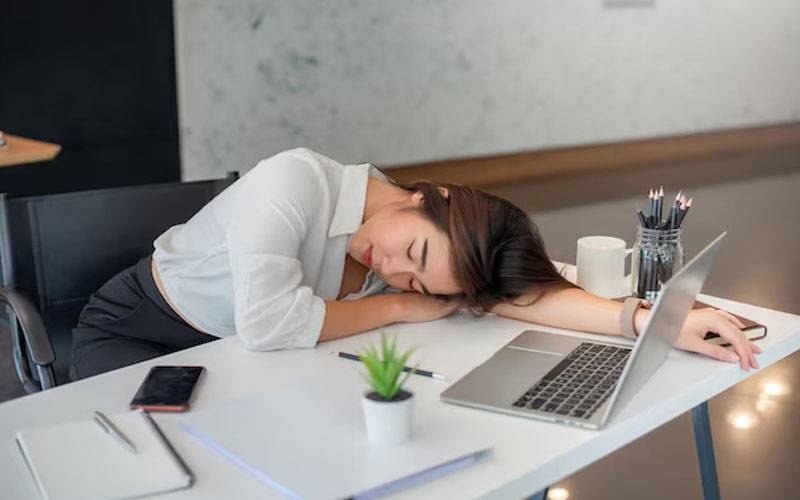 کم تنخواہ ، خاتون کی بطور احتجاج دفتر میں 5 گھنٹے کی نیند