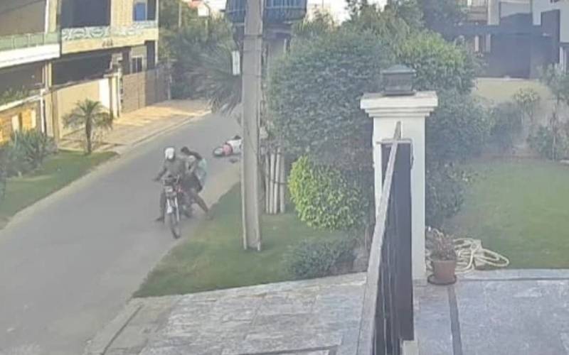 لاہور؛ اسکوٹی سوار لڑکی سے موبائل چھیننے والا ملزم زخمی حالت میں گرفتار