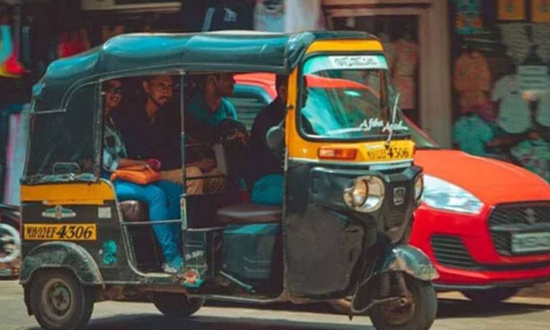 100 کروڑ کے اثاثوں کا مالک رکشے پر سفر کیوں کرتا ہے؟