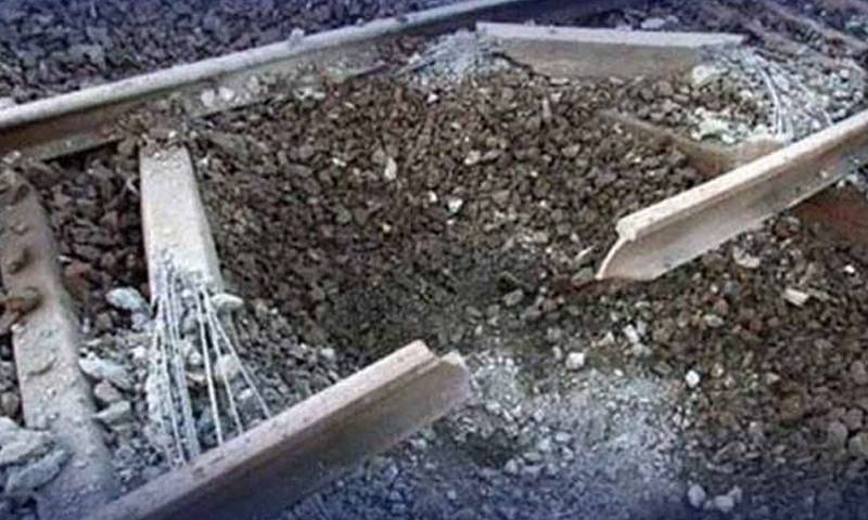 حیدرآباد : ریلوے ٹریک دو حصوں میں تقسیم، مال بردار ٹرین حادثے سے بال بال بچ گئی