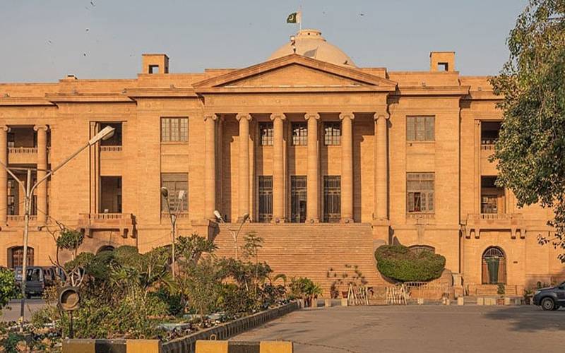 کمرہ عدالت میں ایڈیشنل ایڈووکیٹ جنرل سندھ سے بدتمیزی اور تلخ کلامی، وکیل کو توہین عدالت کا نوٹس