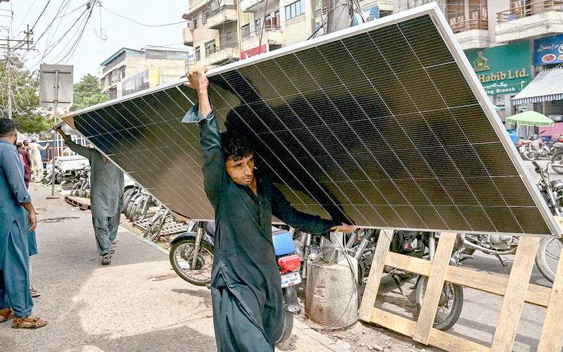 سولرصارفین سے فیس وصولی معاملے پر نظرثانی کا فیصلہ