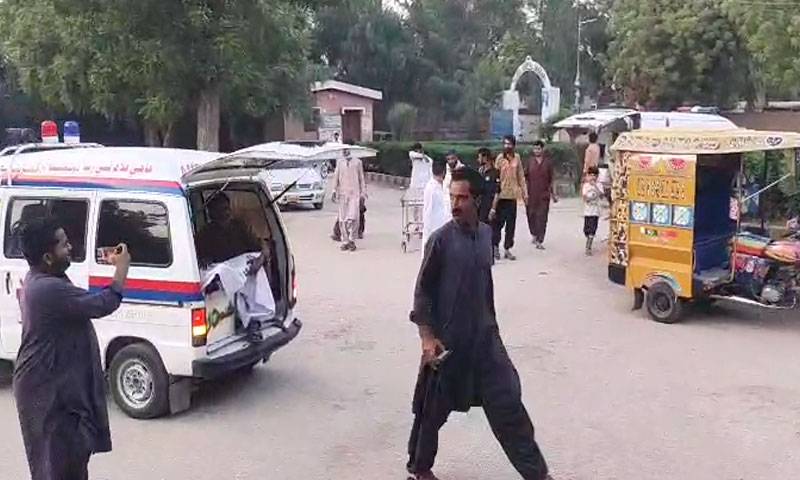 نوابشاہ : ٹرالر کی چھت پر بیٹھے دو بھائی انٹرچینج سے ٹکرا گئے،ایک جاں بحق ، دوسرا زخمی 