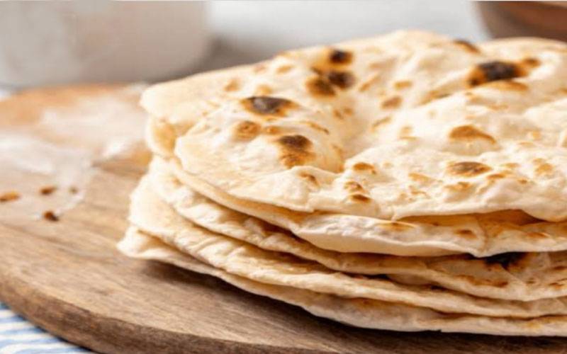 لیبر کے خرچے بڑھ گئے ہیں؛ بعض تندوروں پر روٹی کی قیمت از خود 20 روپے کر دی گئی