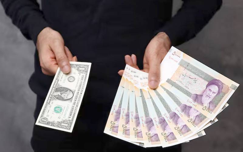  ایرانی کرنسی کی قدرمیں ریکارڈ کمی، ایک ڈالر میں کتنے ریال ملیں گے؟