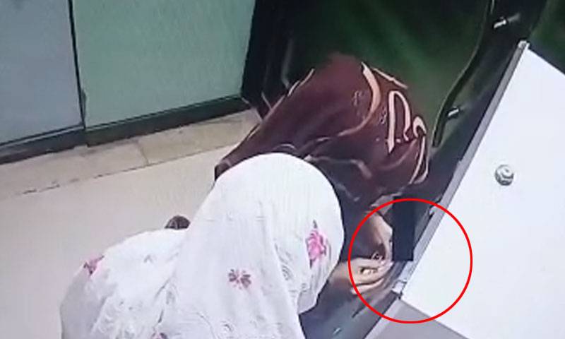 وزیرآباد:2 خواتین کا 4 بینکوں کی اے ٹی ایم مشینوں میں ایلفی ڈالنے کا انوکھا واقعہ 