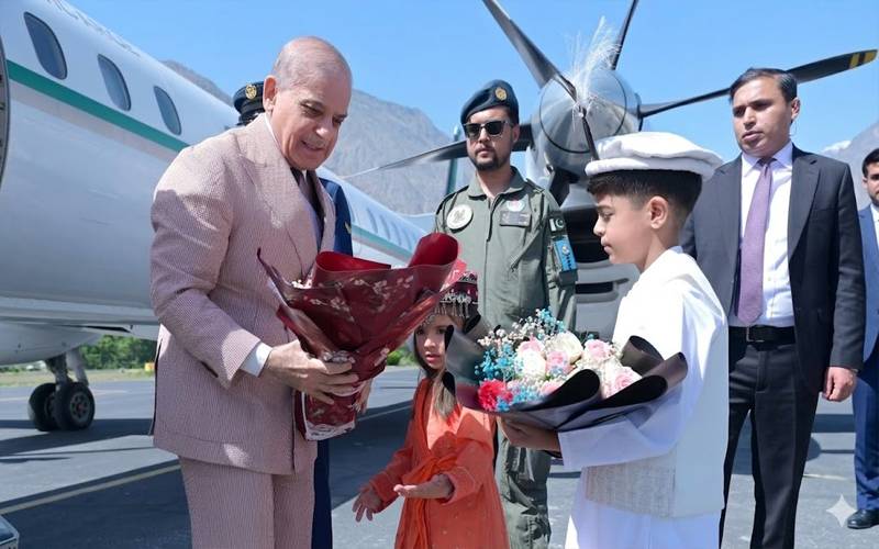 شہباز شریف  ایک روزہ دورہ  پر گلگت پہنچ گئے،گورنر،نگران وزیراعلیٰ سے ملاقات