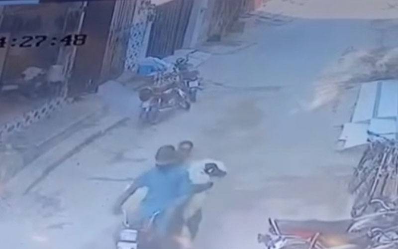 چوروں نے بھاری بھرکم لیلا موٹر سائکل پر لادا اور واپس چلے گئے، فوٹیج میں چہرے آ گئے