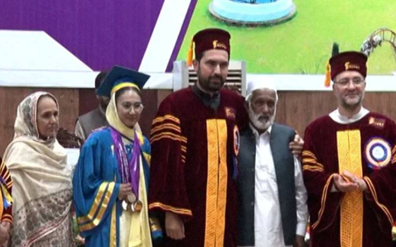 خیبر گرلز میڈیکل کالج پشاور؛ ٹیلر ماسٹر کی بیٹی نے 17 گولڈ میڈل حاصل کرکے ریکارڈ قائم کر دیا