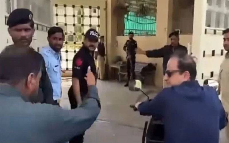 میئر کراچی مرتضیٰ وہاب الیکٹرک بائیک پر سندھ اسمبلی پہنچ گئے