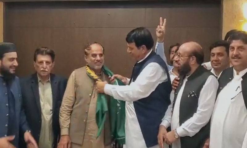 آزاد کشمیر سے پیپلزپارٹی کی بڑی وکٹ گرگئی، اہم شخصیت مسلم لیگ ن میں شامل 