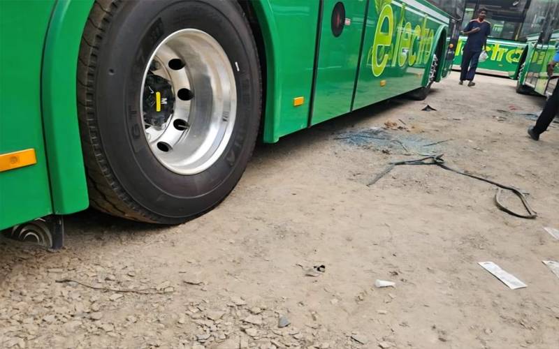 راولپنڈی:گرین الیکٹرک بس کو حادثہ، شیشے ٹوٹے گئے، مسافرمحفوظ