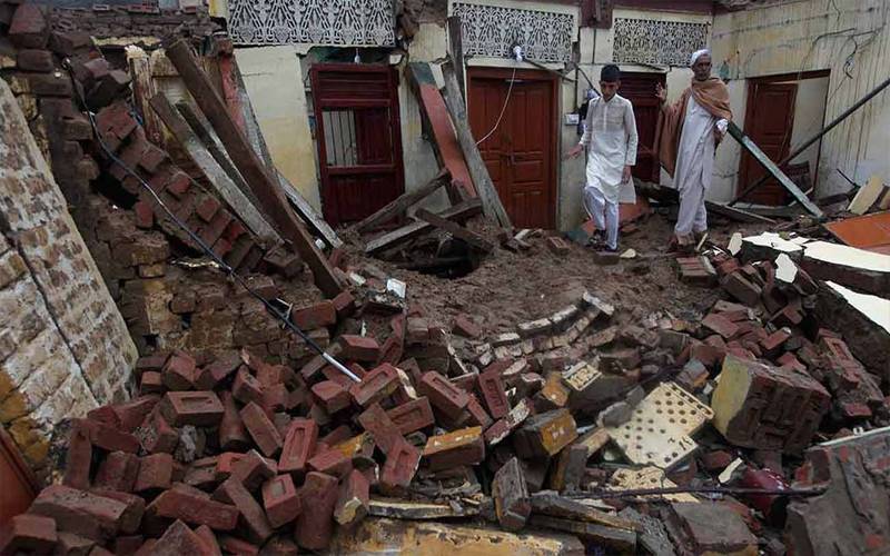 تیز آندھی سے مکان کی چھت گر گئی، 8 سالہ بچہ جاں بحق، دو افراد زخمی