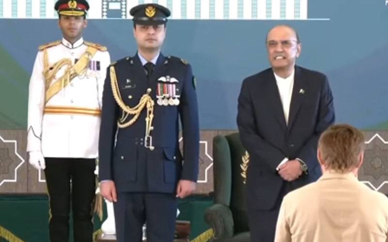 مختلف شعبہ جات میں نمایاں خدمات انجام دینے والوں میں تقسیم اعزازات کی تقریب، صدر مملکت نےاعزازات تقسیم کیے