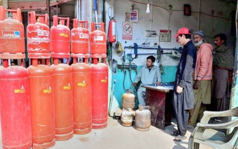 شہری 76 روپے کلو مہنگی ایل پی جی خریدنے پر مجبور