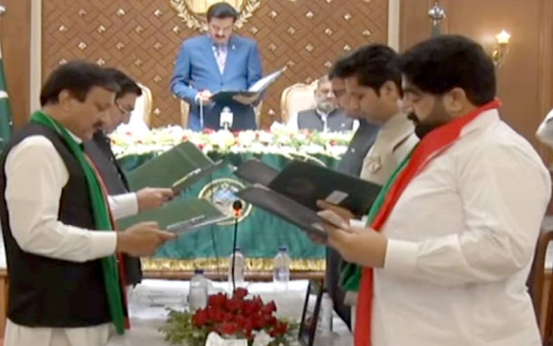 خیبر پختونخوا کابینہ میں نئے وزراء اور مشیران نے حلف ا ٹھا لیا