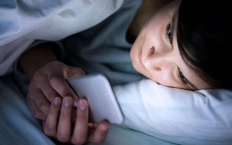 کیا دنیا بھر میں سمارٹ فونز اور سوشل میڈیا شرح پیدائش میں کمی کی اصل وجہ؟