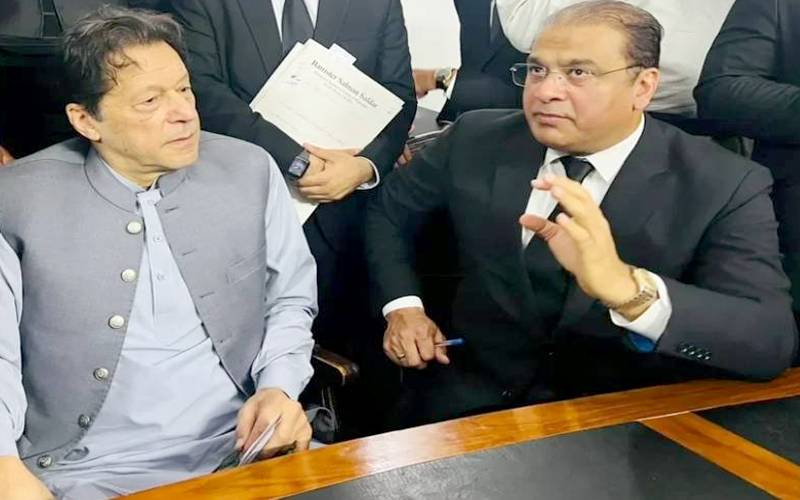 بانی پی ٹی آئی کے وکیل بیرسٹر سلمان صفدر بھی آنکھ کی بیماری کا شکار 