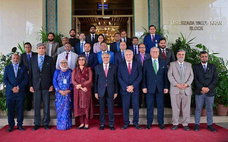 وزیر خارجہ اسحاق ڈار کابنگلہ دیشی سینئر سول سرونٹس کے وفد کا دفتر خارجہ میں خیر مقدم 