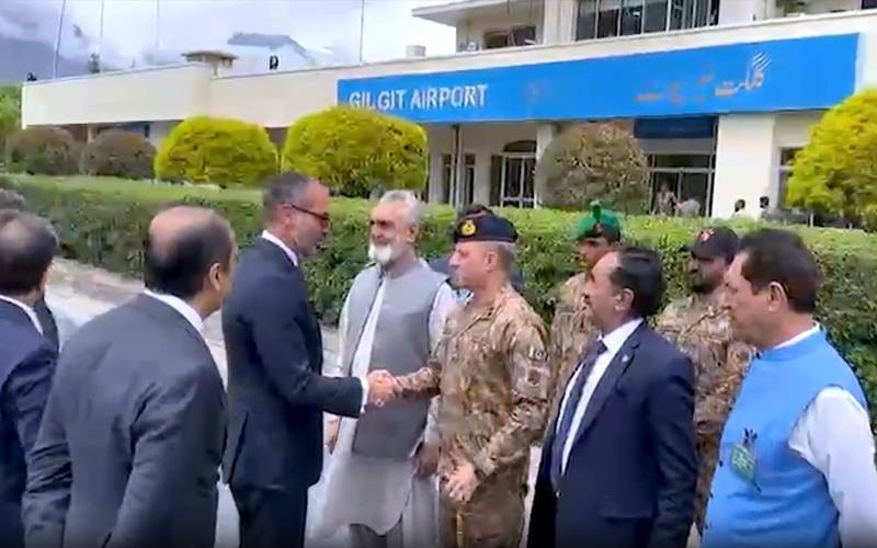 اسماعیلی کمیونٹی کے روحانی پیشوا کی گلگت آمد، ایئرپورٹ پر شایانِ شان استقبال 