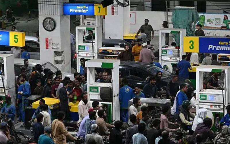 پاکستان میں 1 ماہ کے دوران پٹرول کی قیمتوں میں 3 بار اضافہ،2 مرتبہ کمی