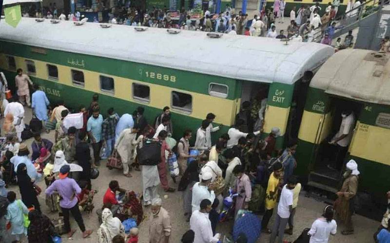 کراچی سے پہلی عید سپیشل ٹرین خیریت کے ساتھ  روانہ ہو گئی