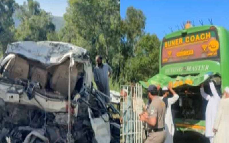 سوات ایکسپریس وے پر  وین کی سڑک کنارے کھڑی بس کو ٹکر ،16مسافر جاں بحق، 8 زخمی 
