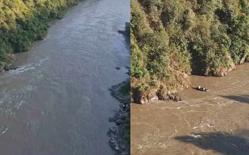 مظفرآباد؛ڈرائیور نے مبینہ پولیس کارروائی کیخلاف احتجاجاًخالی کوچ دریائے جہلم میں پھینک دی