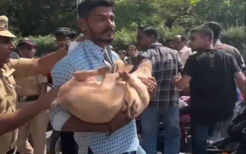 بھارت میں عیدالاضحیٰ پر مسلمانوں کو ہراساں کرنے کا سلسہ جاری، ہندوتوا کارکن سور لے آئے