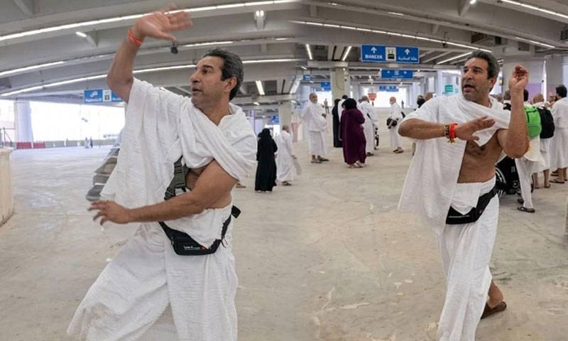 وسیم اکرم نے فریضہ حج کی ادائیگی پر شیطان کو ان سوئنگ سے بولڈ کرڈالا
