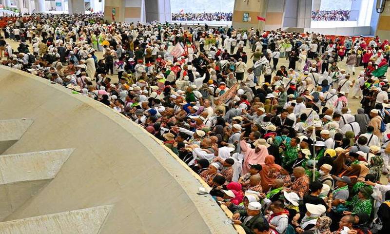 منیٰ میں رمیِ جمرات کا سلسلہ جاری، طوافِ زیارت کا آج آخری دن