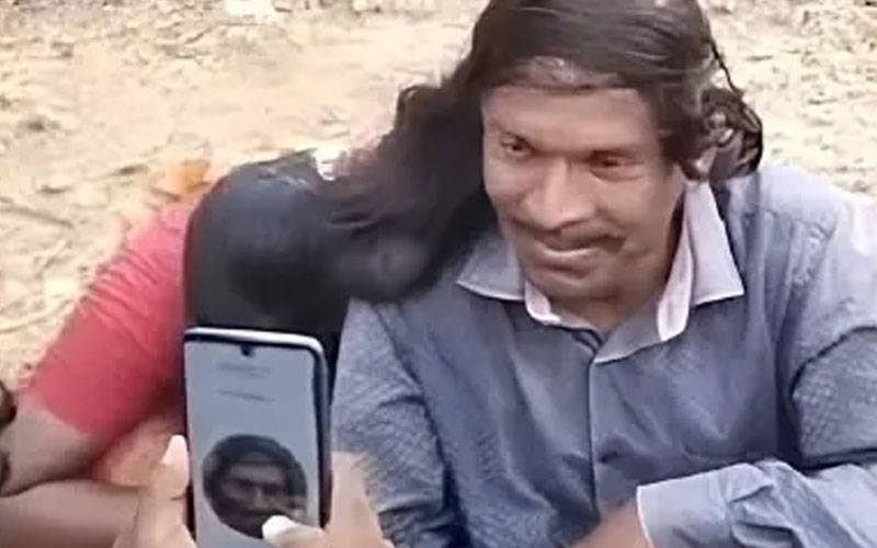 ٹِنڈ نےجدید ٹیکنالوجی کو چکرا کر رکھ دیا ، مزدور کا حاضری لگانے کیلئے انوکھا جگاڑ 