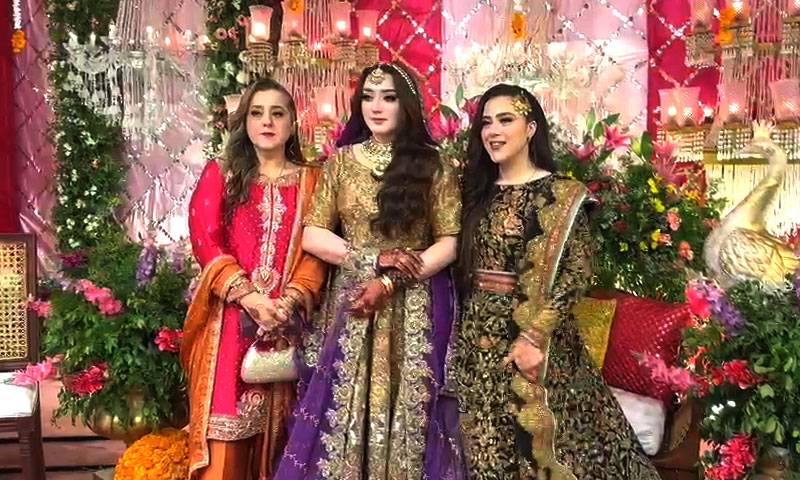 معروف اداکارہ مومنہ اقبال کی شادی کی تقریبات کا آغاز، مہندی کی تصاویر وائرل 
