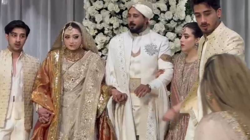  شادی کی تقریب میں مومنہ اقبال اور ان کے شوہر نے کیا لباس پہنے، تصویریں اور ویڈیوز سامنے آ گئیں