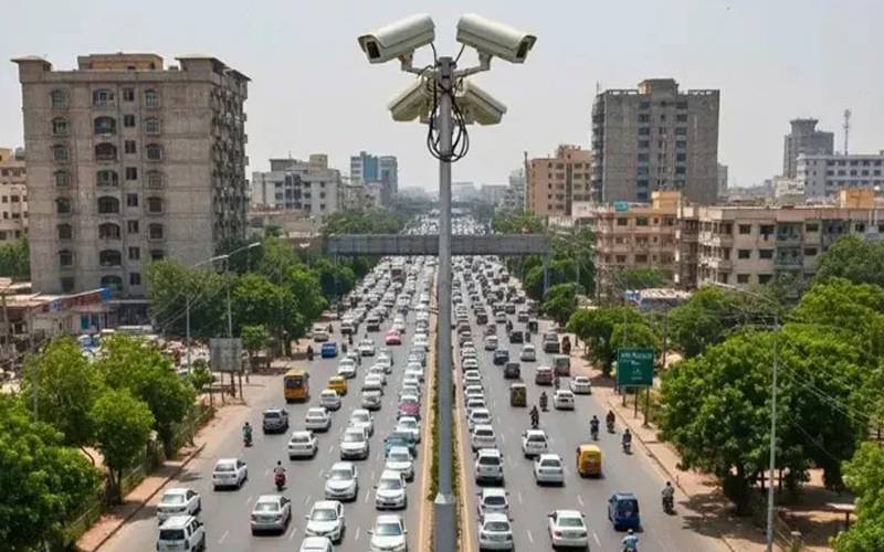   لین کی خلاف ورزی !پہلے دن کتنے چالان ہوئے؟ تفصیلات سامنے آگئی