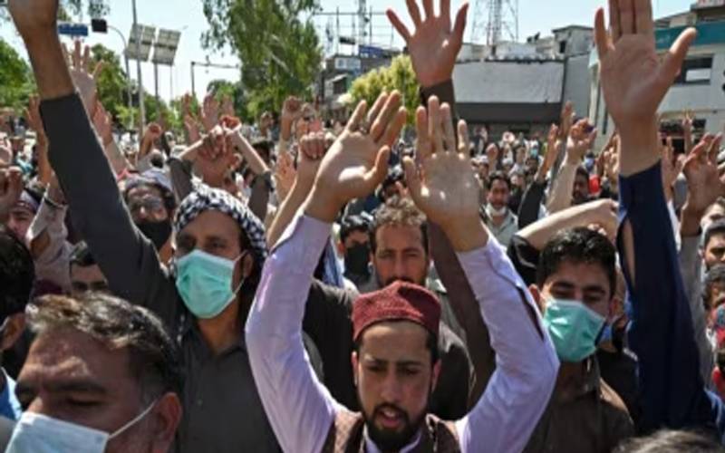 جی بی الیکشن:غذر میں امیدوار کا آنکھ کی جگہ سوٹ کیس کا نشان ملنے پر احتجاج