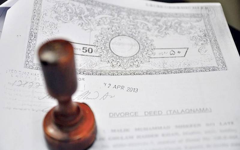 شوہر کی وفات کے بعد بیوہ کو طلاق کا سرٹیفکیٹ مل گیا 