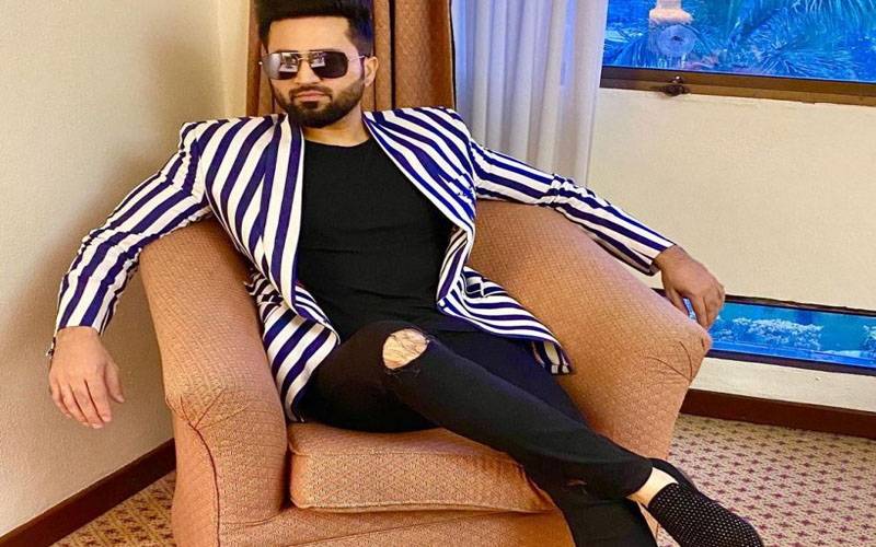 گلو کار فلک شبیر کا عوامی مقامات پر مختصر لباس کا بیان ، سوشل میڈیا پر نئی بحث چھیڑ دی 