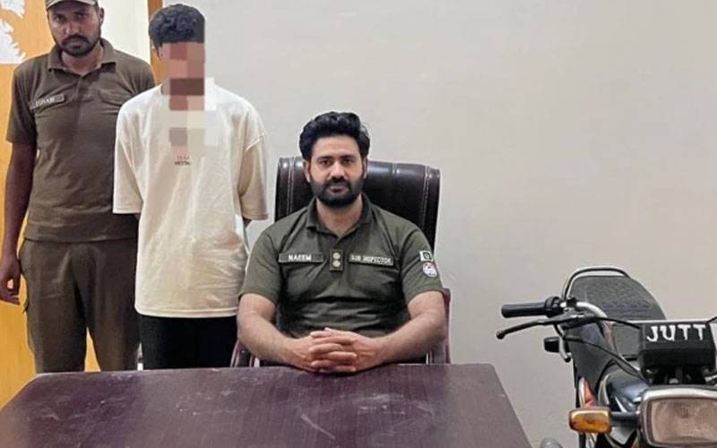 ویڈیو: راہگیر خواتین سے پرس چھیننے والا گرفتار 