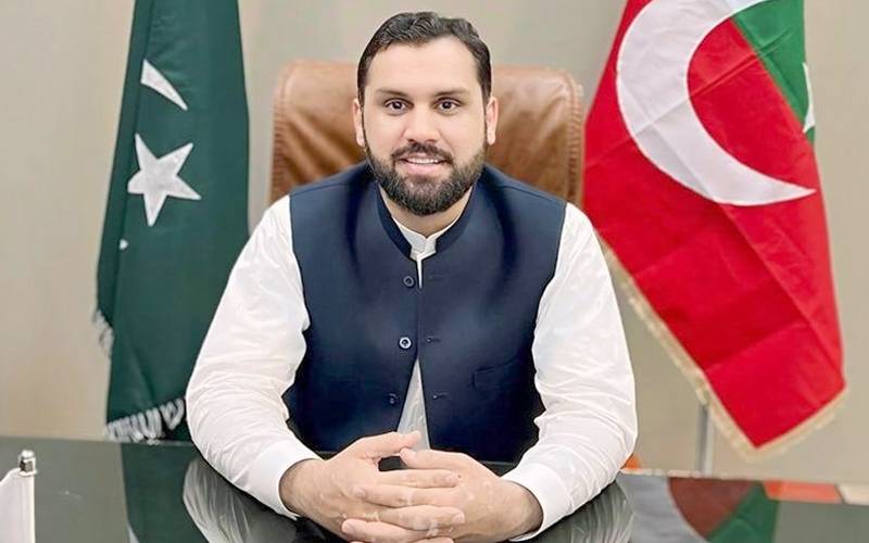 صوبائی وزیرمینا خان آفریدی کوجرمنی روانگی کے دوران آف لوڈ کر دیا گیا