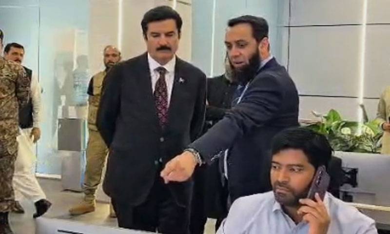 گورنر خیبر پختونخوا اور وفاقی وزیر اطلاعات کی ملاقات، اہم امور پر تبادلہ خیال