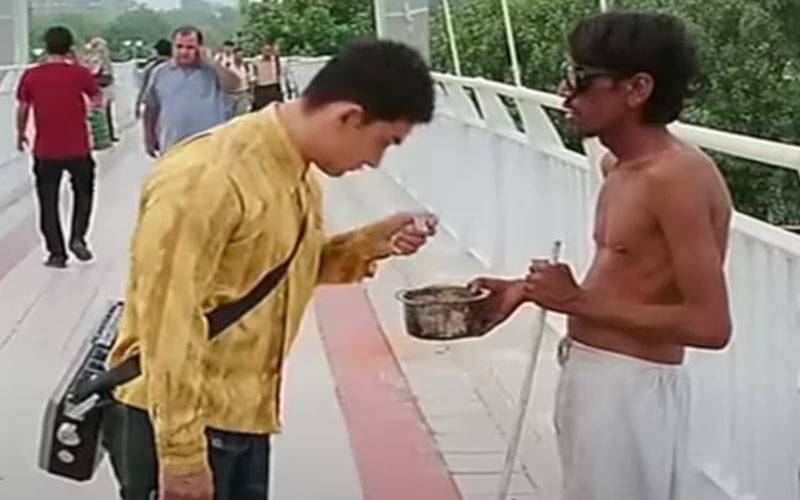 فلم ’’پی کے‘‘ نے اصلی بھکاری کی زندگی بدل دی