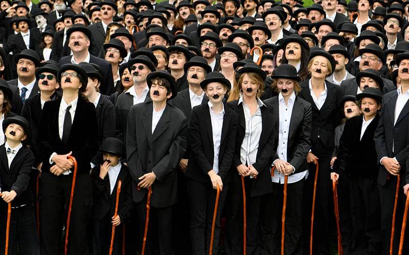 سوئٹزرلینڈ: سیکڑوں افراد کی چارلی چپلن کے انداز میں ریلی، ورلڈ ریکارڈ نہ بن سکا 