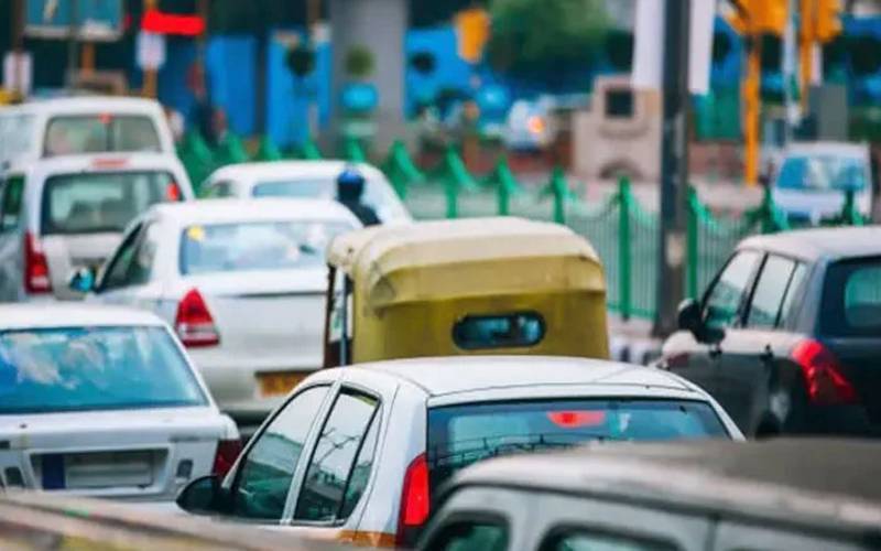   پٹرول، ڈیزل استعمال کرنےوالی گاڑیوں کی شامت، نئے بجٹ میں کاربن لیوی لگے گی