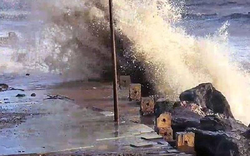 تیز ہوائیں، سمندر بپھر گیا، پانی آبادیوں میں داخل 