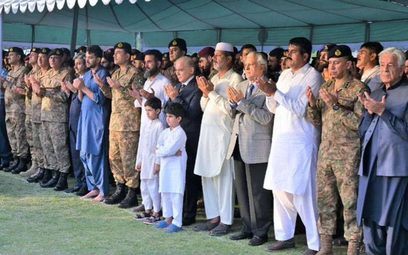 ہیلی کاپٹر حادثے میں شہید پاک فوج کے جوانوں کی نماز جنازہ ادا ،وزیراعظم ، فیلڈ مارشل اور دیگر کی شرکت