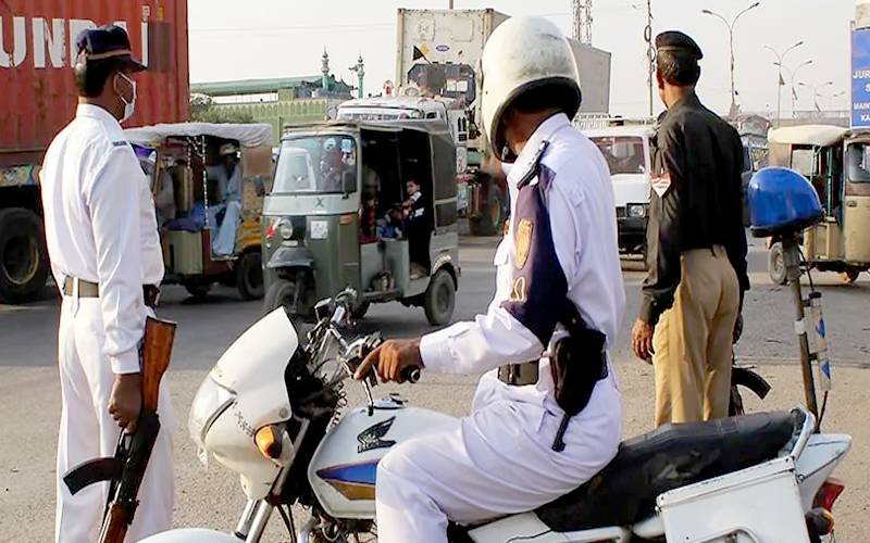 حضرت عبداللہ شاہ غازی مزار کے قریب ٹریفک پولیس کا شہری پر تشدد، ویڈیو وائرل