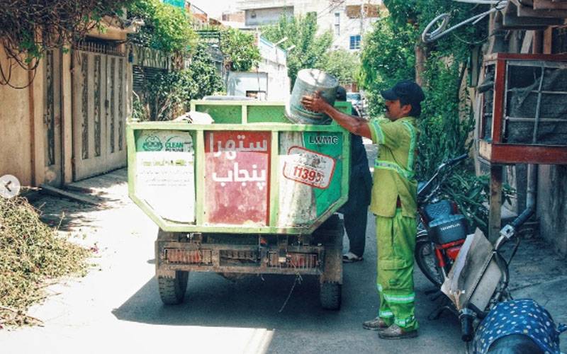 کچرا نہ اٹھانے پر ستھرا پنجاب کے ورکر پر تشدد